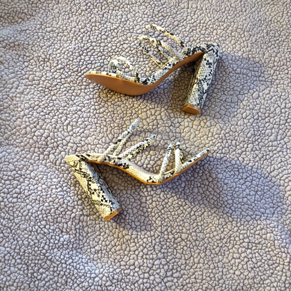 PrettyLittleThing Shoes - PrettyLittleThing Snake Block Heels Sz 6 NWOT